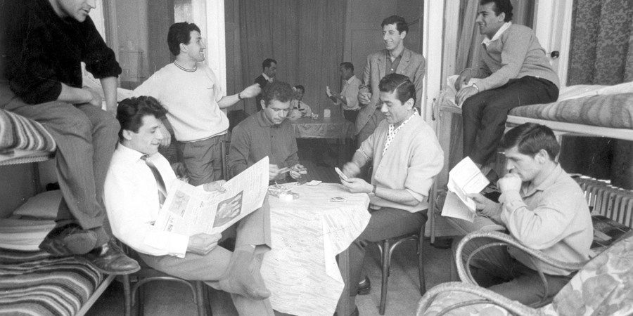 Woonruimte gastarbeiders: Vijf Marokkaanse en acht Turkse gastarbeiders op hun kamer(s). | Nationaal Archief