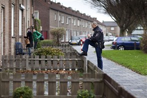 Een politieagent houdt een wijkschouw om bewoners attent te maken op inbraakgevoelige huizen.
