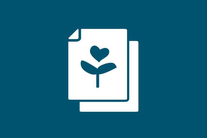 Vrouw geeft groenten in buurttuin water. Op de achtergrond voetballende jongeren en woningen.