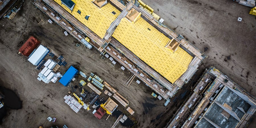 Een luchtfoto van nieuwbouwwoningen in aanbouw.