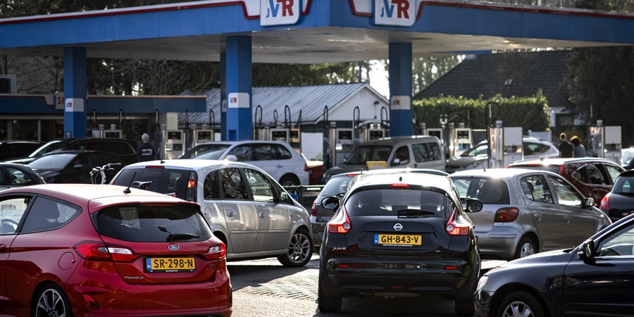 auto's in file voor tanken net over grens, wegens hoge brandstofprijzen in 2022