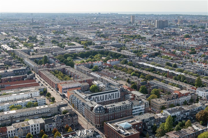 Stadsbeeld Den Haag, gezien vanaf het dakterras van de Strijkijzer