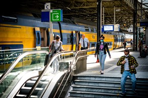 Reizigers met mondkapjes op het Centraal Station van Eindhoven