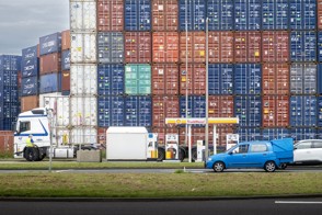  De Heerlense vestiging van CBS, met op de voorgrond een bord met het CBS-logo en de tekst "Centraal Bureau voor de Statistiek".