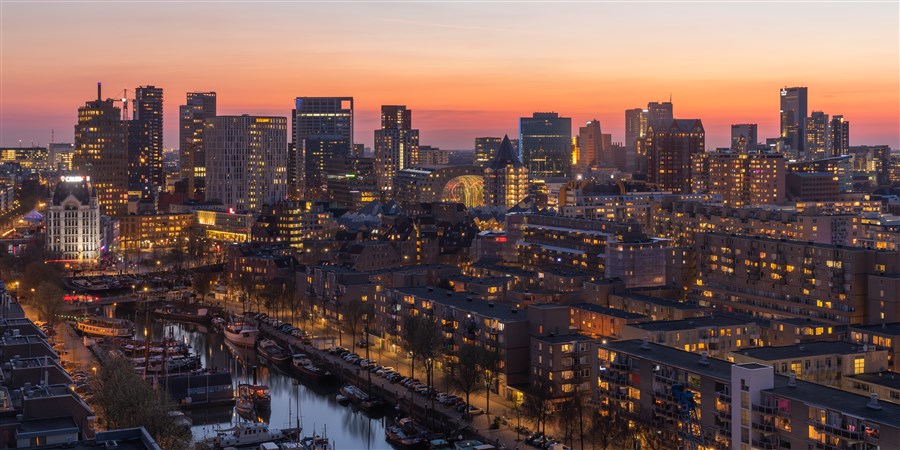 De zonsondergang in Rotterdam Centrum