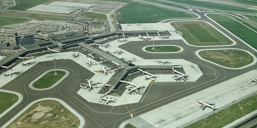 Nederland, Schiphol, mei 1968 Historische luchtopname van Schiphol, in 1963 begon de bouw van het stationsgebouw dat in 1967 door koningin Juliana werd geopend. Het stationsgebouw vormt later Schiphol-Centrum.
