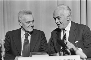 Jan Tinbergen en dr.A. Peccei &#40;rechts&#41; samen in het kader van de Club van Rome