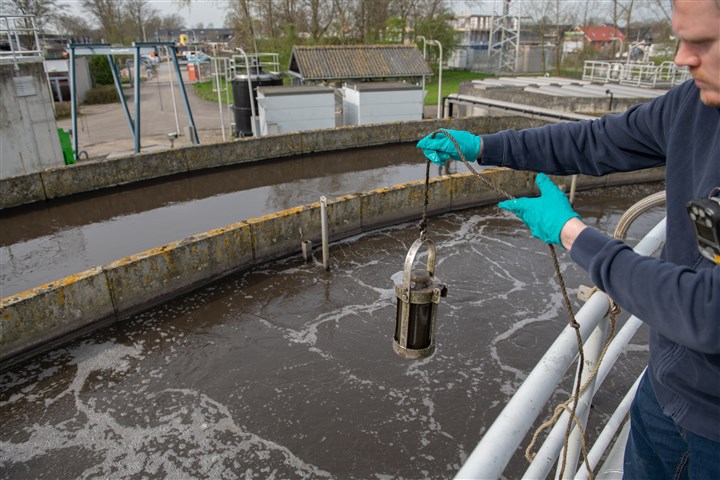 Man werkt bij rioolwaterzuivering van WSHD