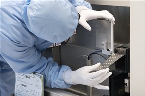  De Heerlense vestiging van CBS, met op de voorgrond een bord met het CBS-logo en de tekst "Centraal Bureau voor de Statistiek".