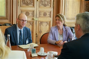 DG Angelique Berg en DG Geir Axelsen &#40;Noorwegen&#41; in gesprek met Mathias Corman, SG van de OESO