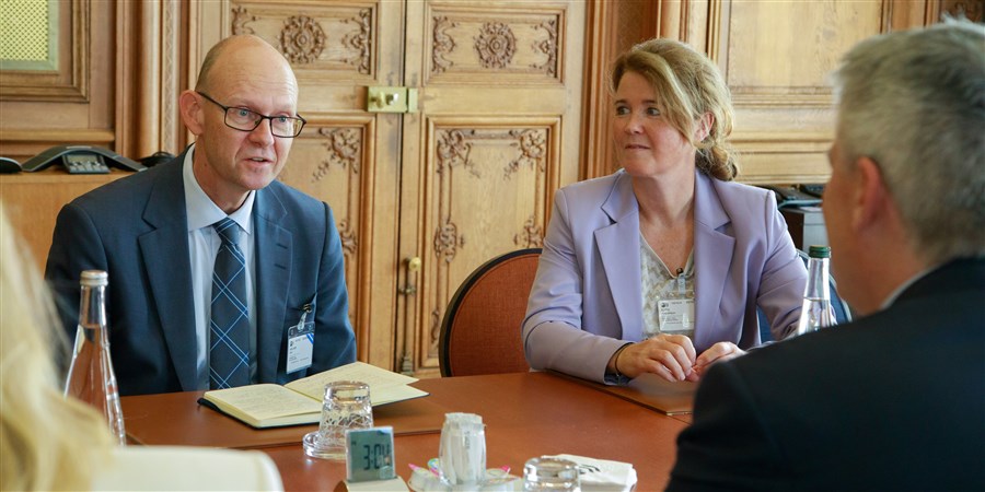 DG Angelique Berg en DG Geir Axelsen (Noorwegen) in gesprek met Mathias Corman, SG van de OESO