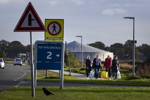  De Heerlense vestiging van CBS, met op de voorgrond een bord met het CBS-logo en de tekst "Centraal Bureau voor de Statistiek".