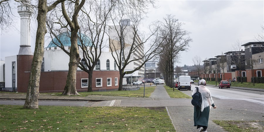 Moskee in straatbeeld in buitenwijk