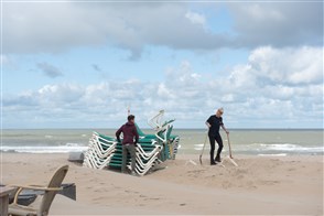 strand met strandstoelen opgestapeld