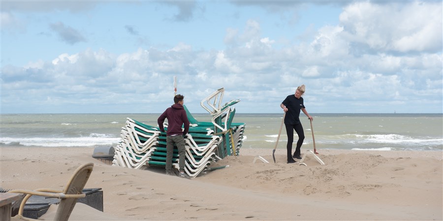 strand met strandstoelen opgestapeld