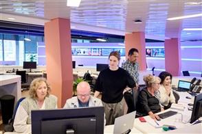 Medewerkers van de persdienst en infoservice aan het werk