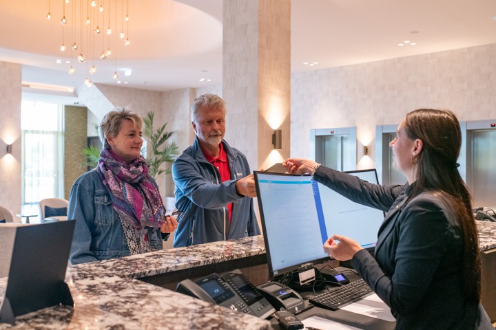 Gasten checken in bij Van der Valk hotel