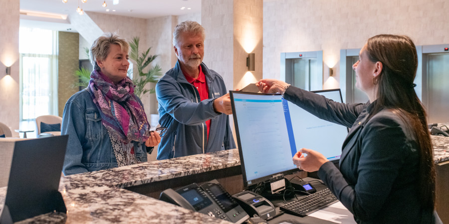 Gasten checken in bij Van der Valk hotel