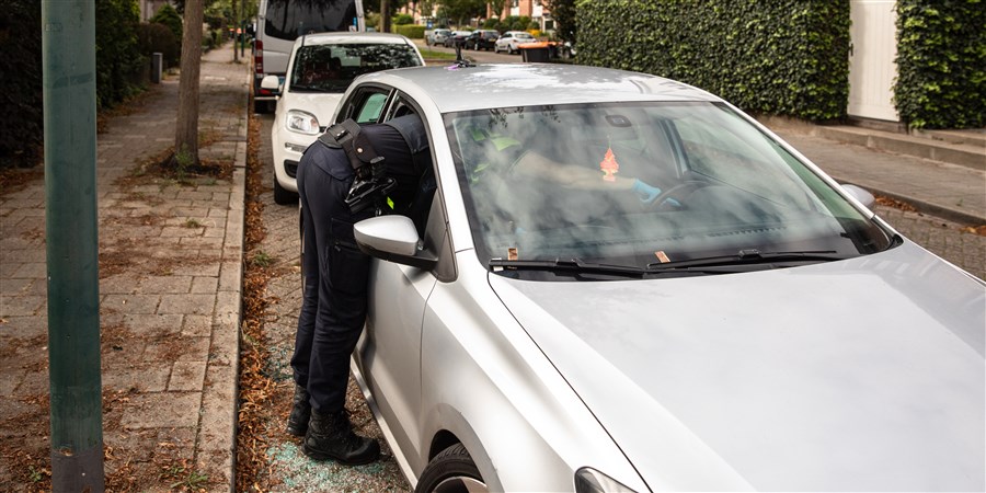 De politie deed op de Thorbeckelaan in Baarn onderzoek naar een serie auto inbraken.