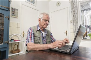 Oudere man op computer