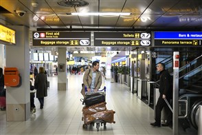  De Heerlense vestiging van CBS, met op de voorgrond een bord met het CBS-logo en de tekst "Centraal Bureau voor de Statistiek".