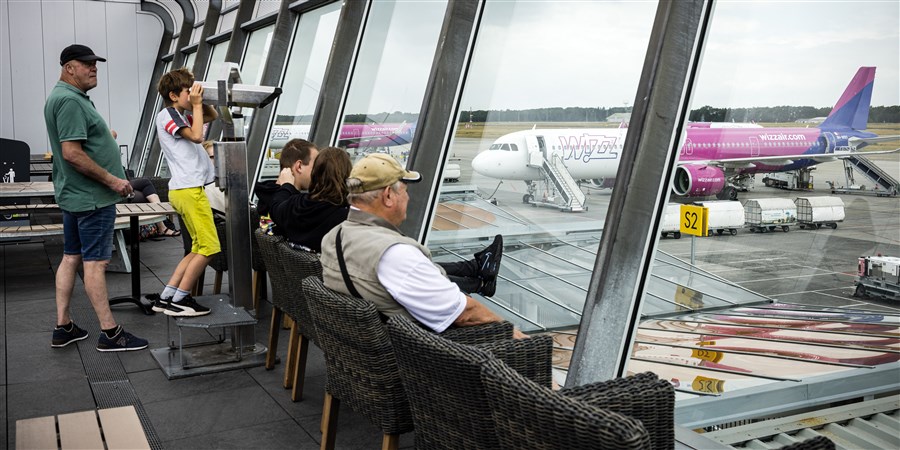 Familieleden zwaaien reizigers uit op Eindhoven Airport in de zomervakantie. Familieleden zwaaien reizigers uit op Eindhoven Airport in de zomervakantie.