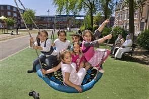Kinderen spelen in de Schilderswijk, Den Haag