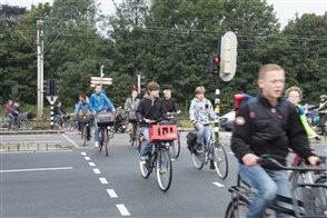  De Heerlense vestiging van CBS, met op de voorgrond een bord met het CBS-logo en de tekst "Centraal Bureau voor de Statistiek".