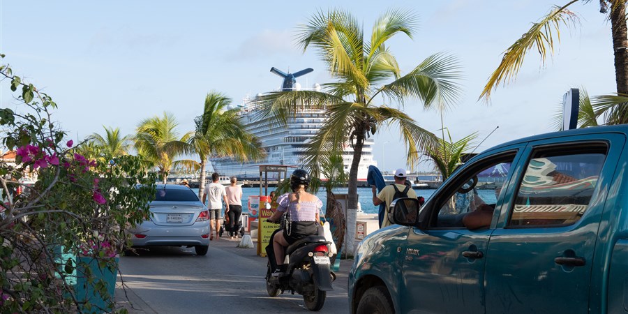 Haven Bonaire met cruiseschip, brommers en auto's
