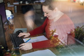 Vrouw aan achter een computer