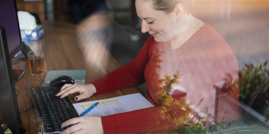 Vrouw aan achter een computer