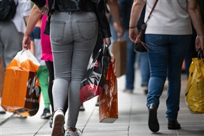 Mensen winkelen in Rotterdam centrum.