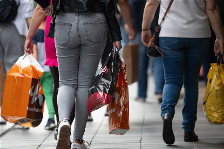 Mensen winkelen in Rotterdam centrum.
