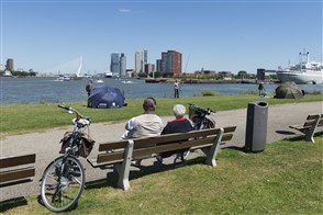 Ouder echtpaar zit aan de Maas in Rotterdam.