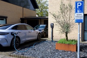 Elektrische auto voor huis met laadpaal