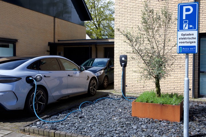 Elektrische auto voor huis met laadpaal