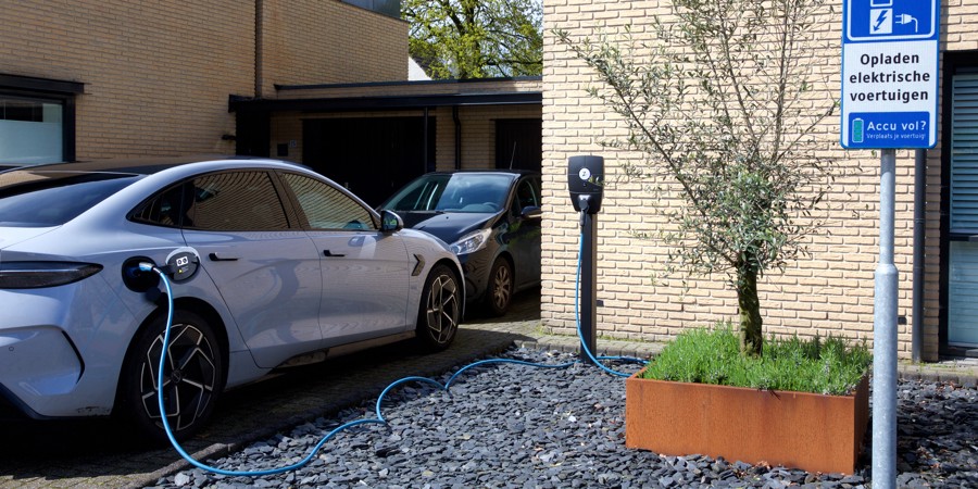 Elektrische auto voor huis met laadpaal