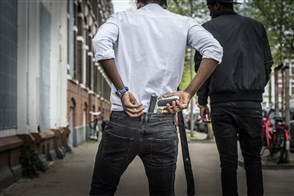 Blowende hangjongeren hangen rond een een achterbuurt in Rotterdam met een wapen en intimideren de buurt en verzorgen overlast.