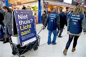 Een bord bij in Rotterdam, waarschuwt tegen Inbrekers.