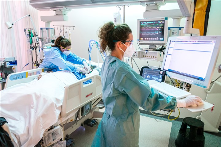 Patient with COVID-19 virus in the intensive care unit of the Catharina Hospital in Eindhoven