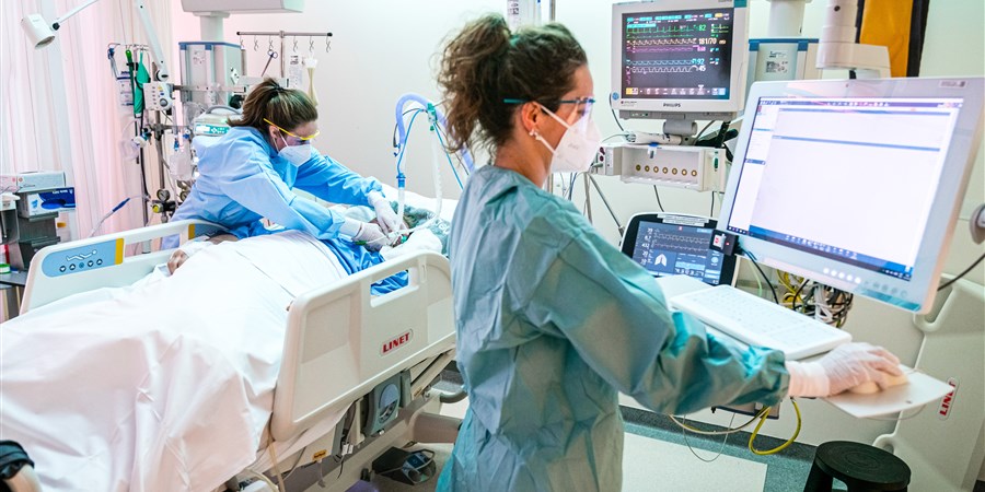 Patient with COVID-19 virus in the intensive care unit of the Catharina Hospital in Eindhoven