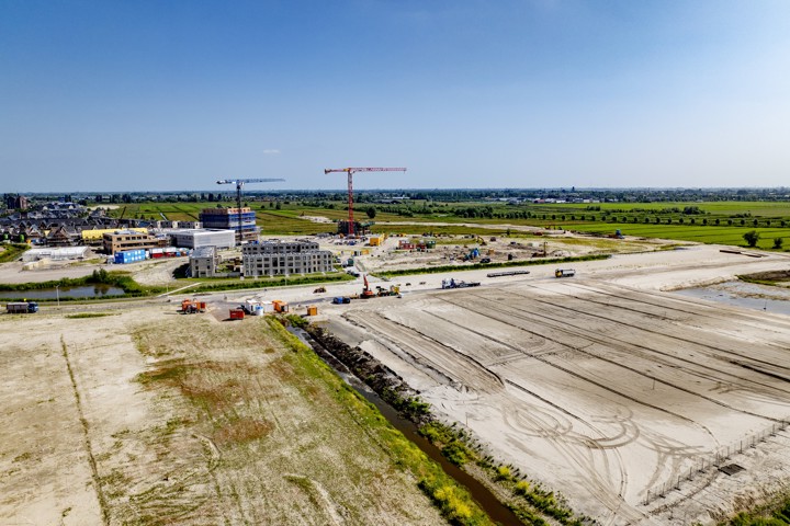 Het bouwen van een nieuwbouw wijk met nieuwbouwwoningen aan de rand van Gouda