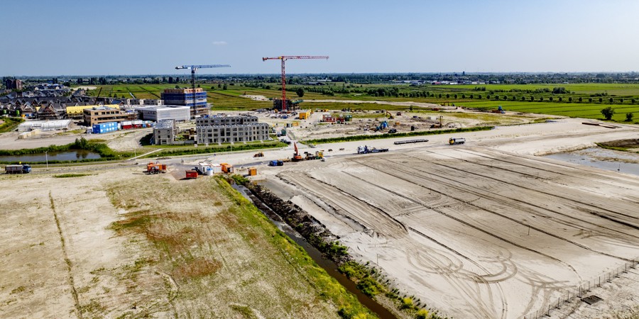 Het bouwen van een nieuwbouw wijk met nieuwbouwwoningen aan de rand van Gouda