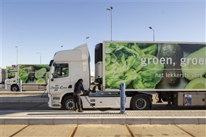 Elektrische vrachtwagen aan de laadpaal