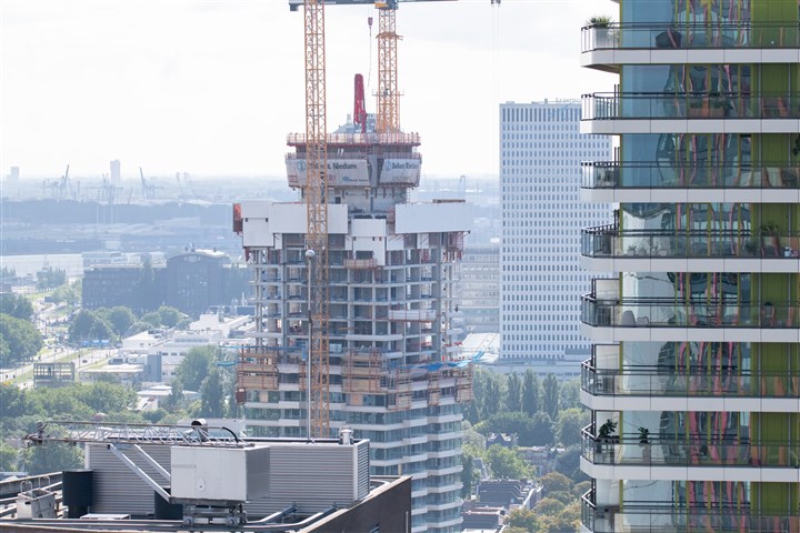 Rotterdam, flats met bouwkranen gezien vanaf de Red Apple