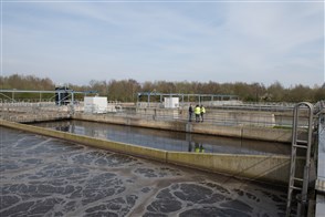 Mensen aan het werk bij de rioolwaterzuivering van WSHD