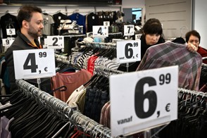  De Heerlense vestiging van CBS, met op de voorgrond een bord met het CBS-logo en de tekst "Centraal Bureau voor de Statistiek".