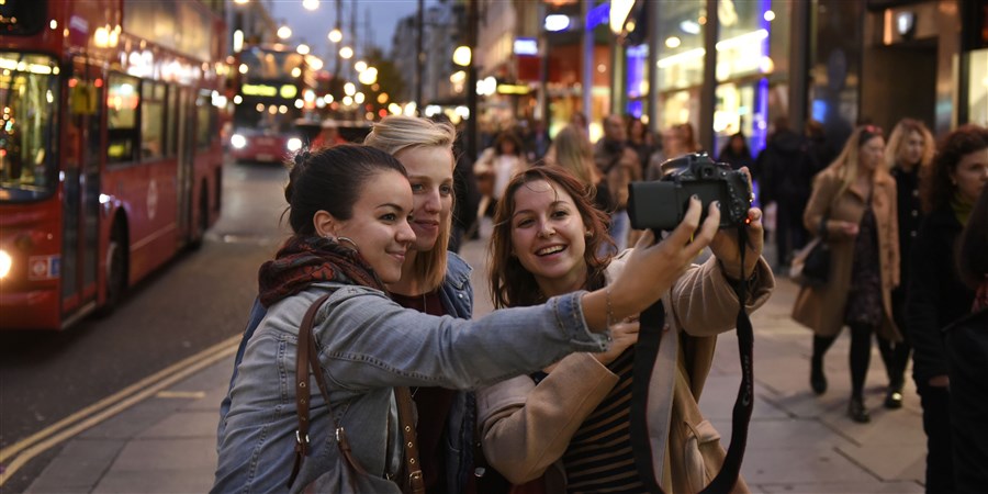 toeristen maken een selfie in Oxford Street