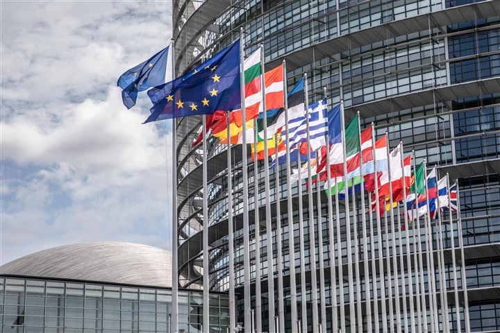 Vlaggen bij het Europees parlement in Straatsburg