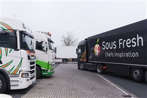 Vrachtwagens op parkeerplek